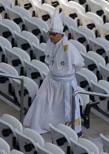 A San Paolo c&#39;è chi indossa i panni da Vescovo. In onore di Papa Francesco? Action Images